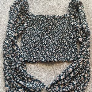 Adorable flowy sleeved top